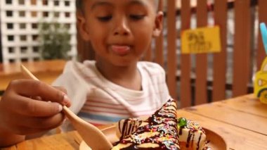 Sevimli küçük çocuk sweetmeat yeme