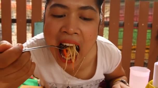 Zblízka žen jíst kořeněný papájový salát — Stock video