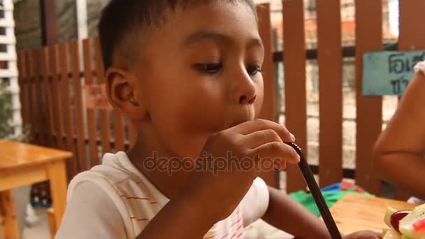 Bonito menino comendo carne doce — Vídeo de Stock