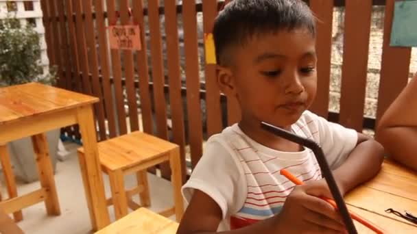 Милий маленький хлопчик їсть солодке м'ясо — стокове відео
