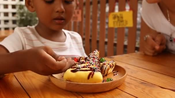 귀여운 자식 먹이 음식 그의 어머니는 어린 소년 — 비디오