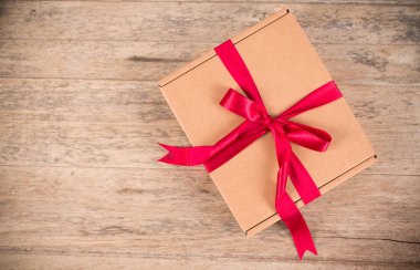 Kahverengi ahşap zemin üzerinde kahverengi hediye kutusu