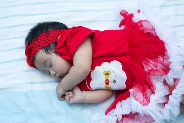 Santa garnitur dziecko śpi na łóżku — Zdjęcie stockowe