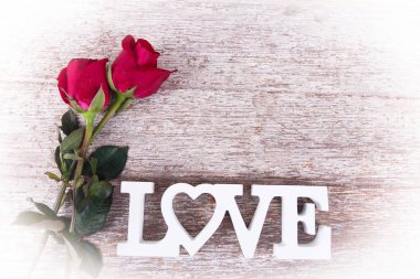kavram Sevgililer günü, kırmızı gül ve metin sevgi 