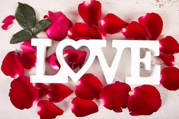 Concetto giorno di San Valentino, rosa rossa e amore testuale — Foto Stock