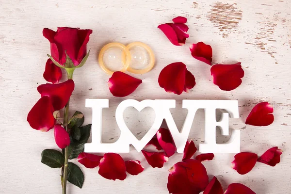 概念的情人节、 红玫瑰和文本的爱 — 图库照片