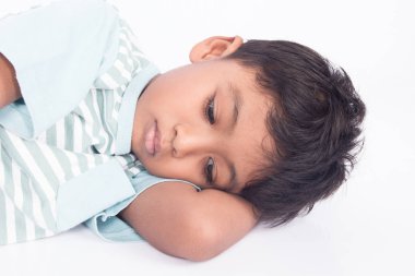 yüz Asya çocuğu üzgün kapatın 