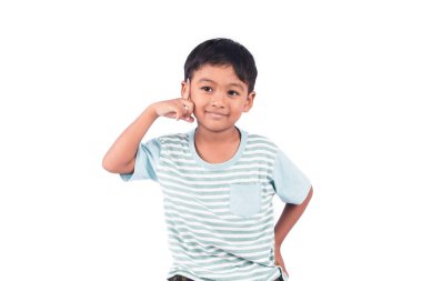 Şirin Asyalı küçük çocuk gülümseme ve düşünme 