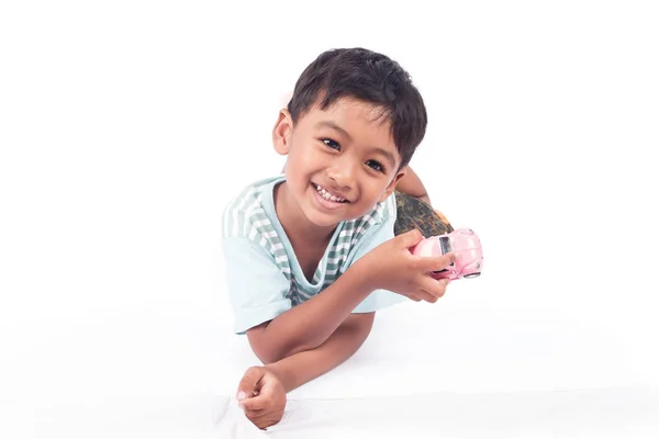 Bonito ásia pouco menino deitado no chão e jogar brinquedo carro — Fotografia de Stock