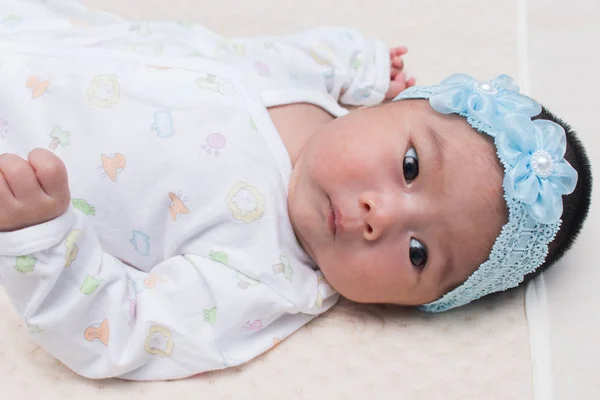 Zbliżenie twarzy leżącego na łóżku w pokoju cute noworodka — Zdjęcie stockowe