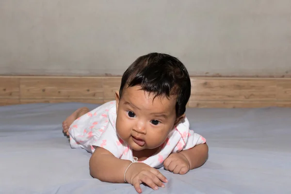 Lindo asiático bebé acostado en cama — Foto de Stock