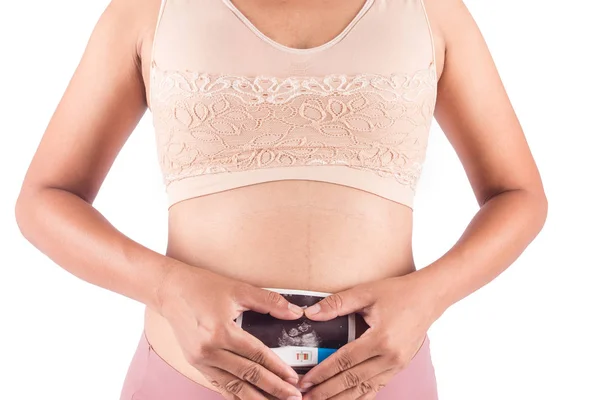 Концепция беременных женщин на белом фоне — стоковое фото