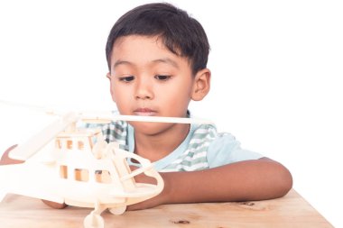 Sevimli Asya çocuk oyun uçak, odak el 