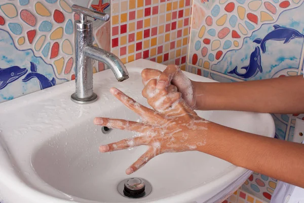 Cloes up de mão menina lavar a mão com sabão no banheiro — Fotografia de Stock