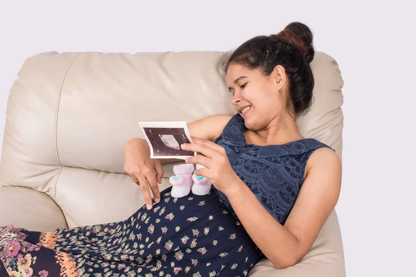 Embarazada mujer con bebé zapatos mano sostener ultrasonido y jugar su bebé — Foto de Stock