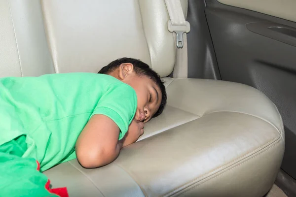 Litte ładny chłopiec, spanie w samochodzie — Zdjęcie stockowe