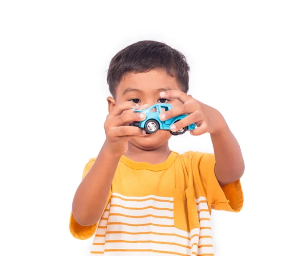 Lindo poco asiático chico jugar azul juguete coche —  Fotos de Stock