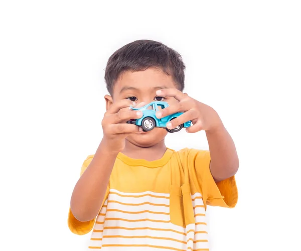 Roztomilý chlapec asijské hrát modré autíčko — Stock fotografie