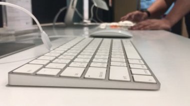 Personel bilgisayar müşteri hizmetleri için salonu ekipman akıllı telefon olarak kullanıyor.