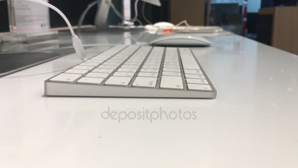 Os funcionários usam o computador para atendimento ao cliente, na loja de equipamentos Smart Phone — Vídeo de Stock