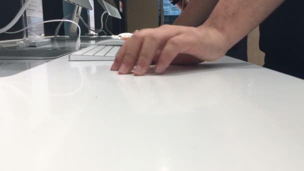 Os funcionários usam o computador para atendimento ao cliente, na loja de equipamentos Smart Phone — Vídeo de Stock