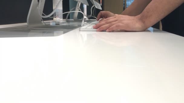 Персонал використовує комп'ютер для обслуговування клієнтів, в магазині обладнання Смартфон — стокове відео