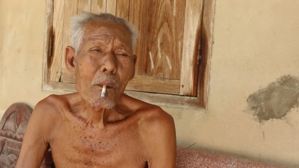 Koncepció, idős ember a dohányzás
