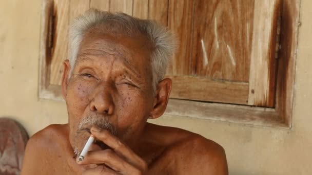 Concepto, Anciano fumando — Vídeos de Stock