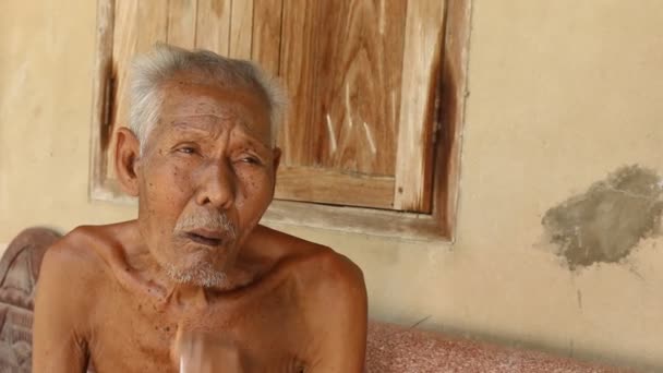 Concept , Elderly man smoking — Stock Video