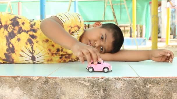 可爱的小亚洲男孩玩的玩具车 — 图库视频影像