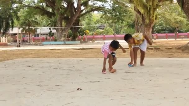 Schattige kleine Aziatische jongen spelen met speelgoed van de auto — Stockvideo