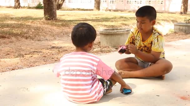Sevimli küçük Asya çocuk araba oyuncakla oynamak — Stok video