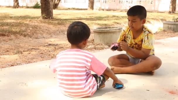 Niedlich wenig asiatisch junge spielend mit auto spielzeug — Stockvideo