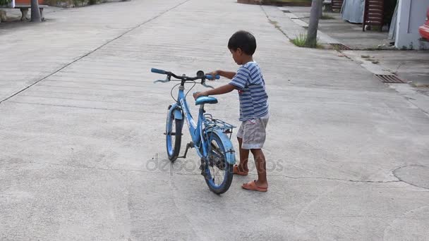 Küçük çocuk bir Bisiklete binmek çalışıyordu — Stok video