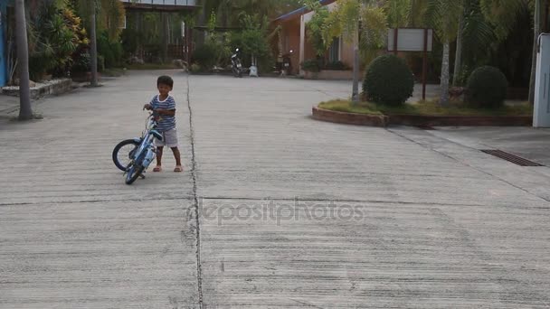 Menino tentando andar de bicicleta — Vídeo de Stock