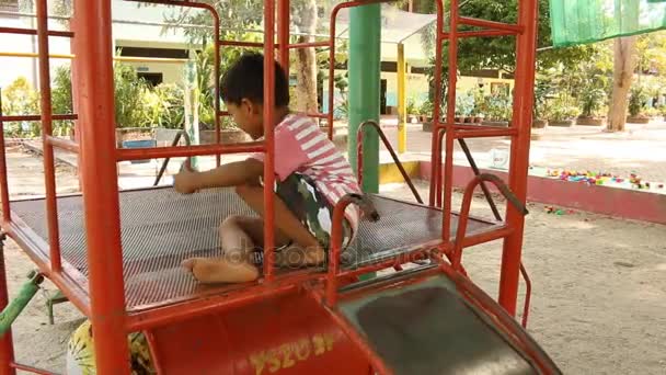 Милый маленький азиатский мальчик, играющий с автомобильной игрушкой — стоковое видео