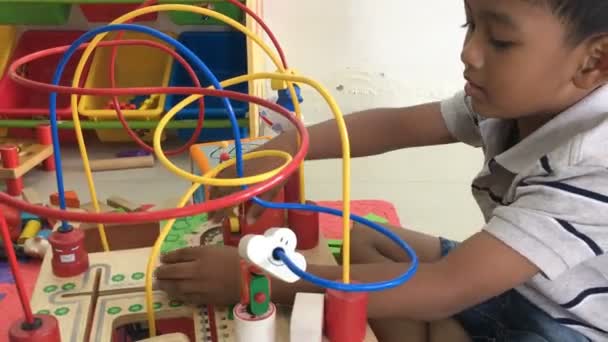 Lindo asiático chico jugar madera juguete — Vídeos de Stock