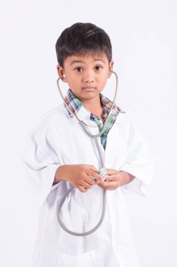 Şirin Asyalı küçük çocuk üzerinde beyaz adam bir doktorun bir palto giyiyor