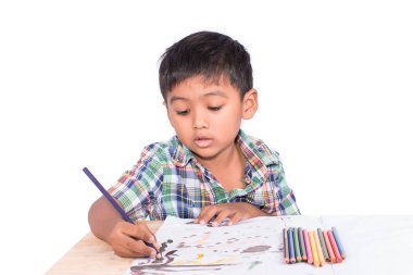 Sevimli küçük çocuk kitap çizim üzerinde boyama 