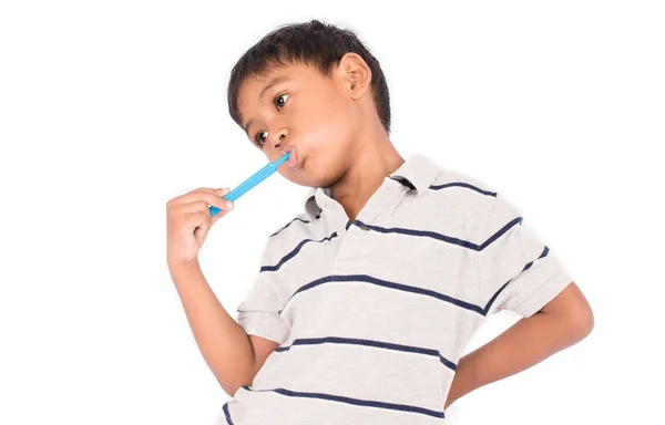 Ładny mały chłopiec azjatyckich szczotkowanie zębów — Zdjęcie stockowe