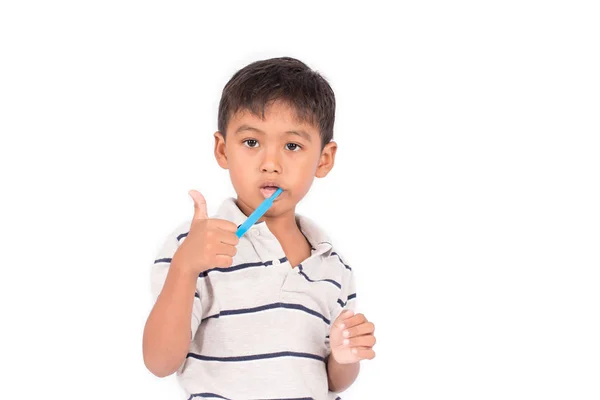 Милий маленький азіатський хлопчик чистить зуби — стокове фото