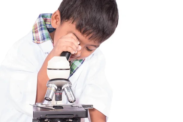 Lindo asiático poco estudiante chico trabajo con microscopio —  Fotos de Stock