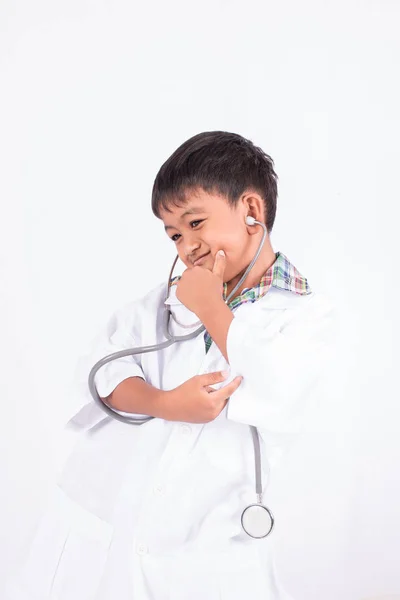 可爱的亚洲小男孩穿着大衣的医生在白色背景上 — 图库照片