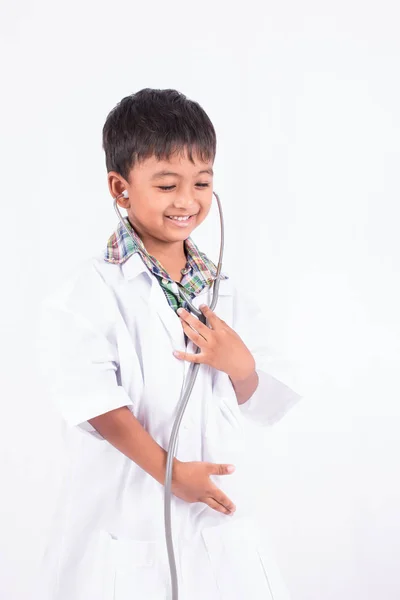 Lindo asiático pequeño niño usando un médico 's abrigo en blanco backgroun —  Fotos de Stock