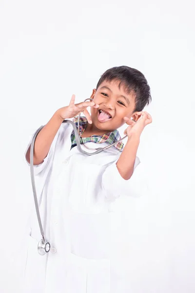 Симпатичный азиатский маленький мальчик в пальто доктора на белой спине — стоковое фото