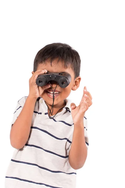 Roztomilý asijský chlapeček s dalekohledem — Stock fotografie