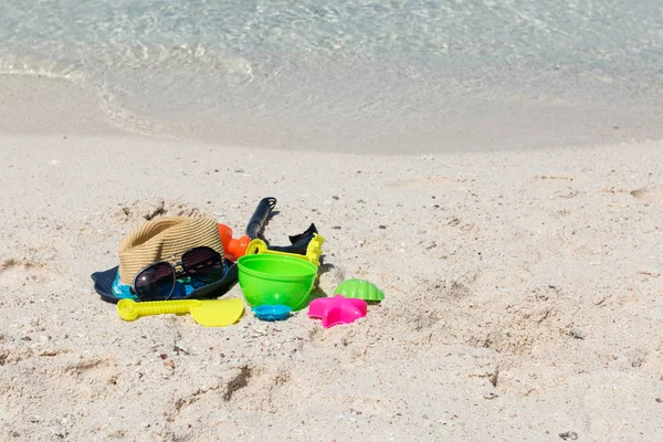 Игрушечный ребенок на пляже — стоковое фото