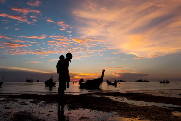Père et fils marchant et jouant à la plage coucher de soleil fond — Photo
