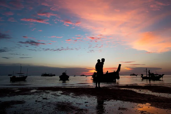 Père et fils marchant et jouant à la plage coucher de soleil fond — Photo