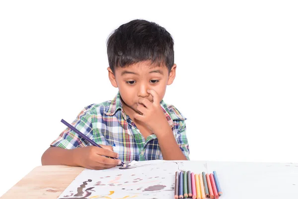 Mignon petit garçon peinture sur le dessin du livre — Photo